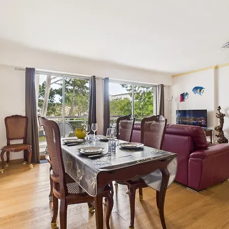 200m De La De La Baule, 4 Adultes 1 Enfant *